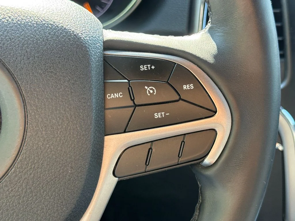 Used 2018 Bright White Clearcoat Jeep Limited image 28