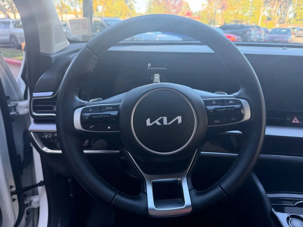Used 2025 Snow White Pearl Kia EX image 14