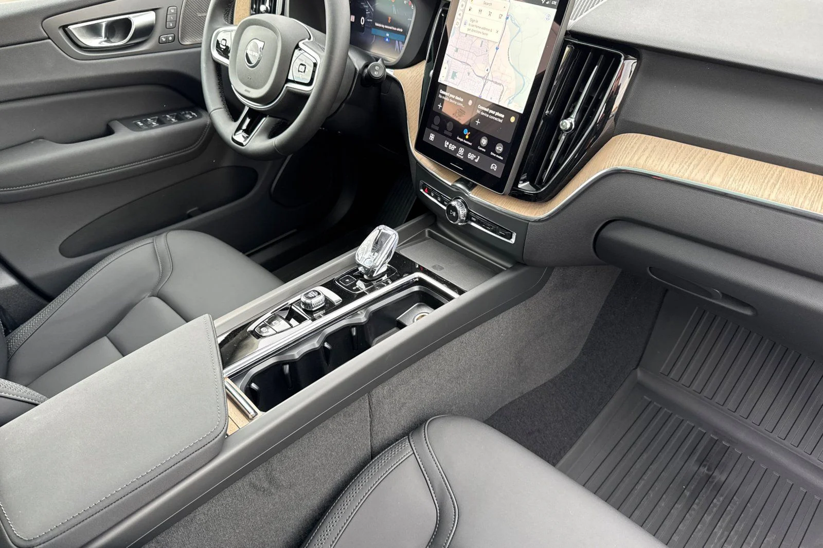 2026 Volvo XC60 Plus - Photo 15