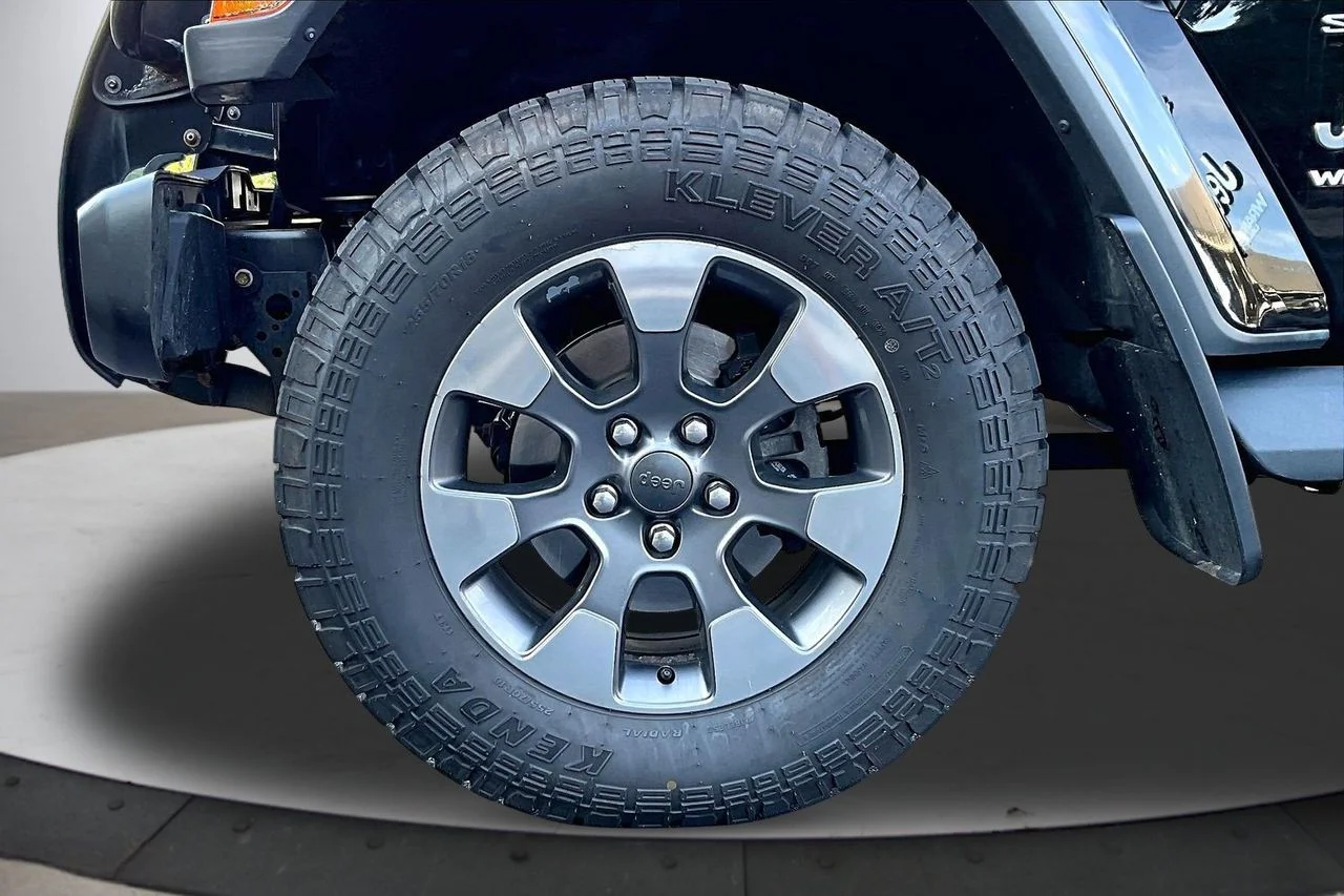 Used 2021 Black Jeep Sahara image 32