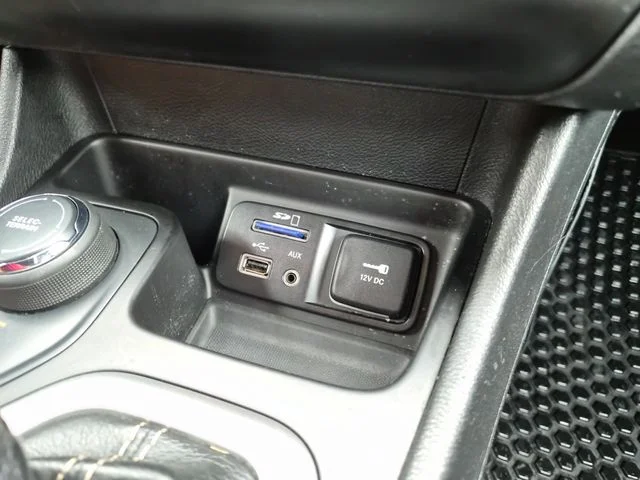 Used 2017 Silver Jeep Latitude image 30