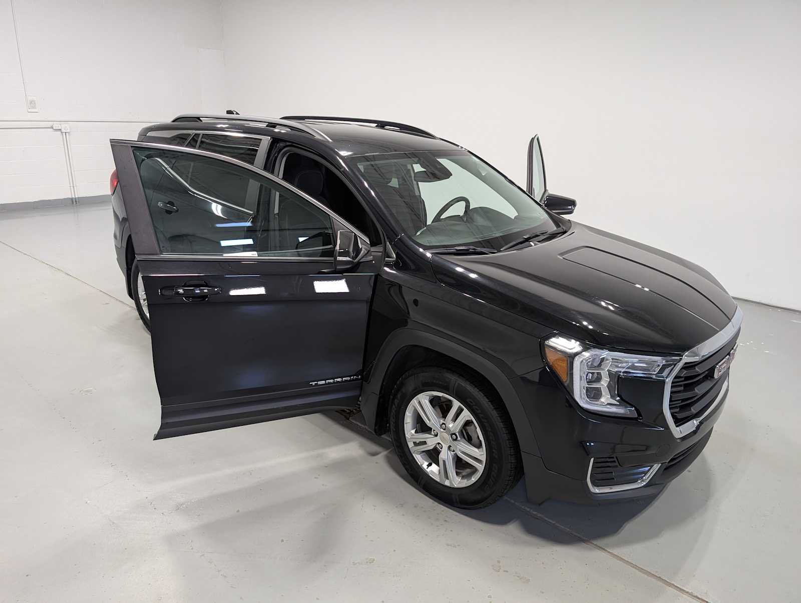 Used 2022 Ebony Twilight Metallic GMC SLE image 17