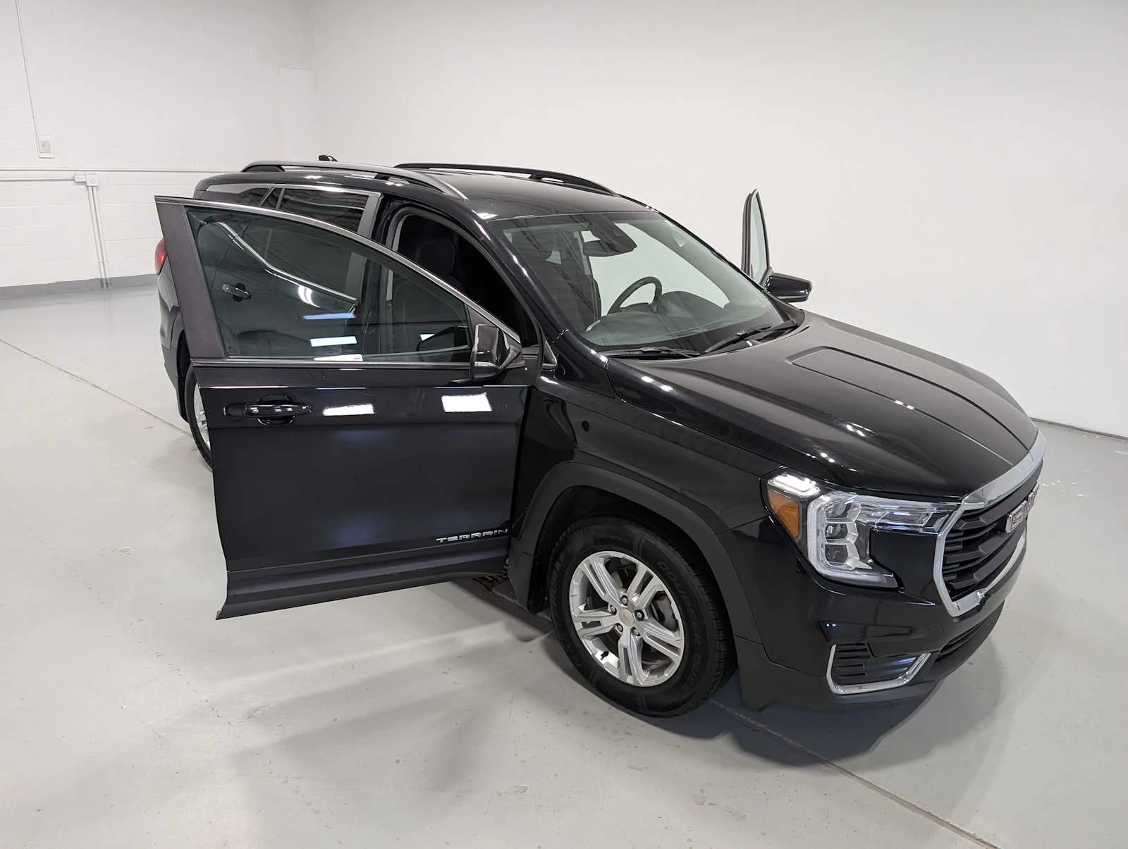 Used 2022 Ebony Twilight Metallic GMC SLE image 17