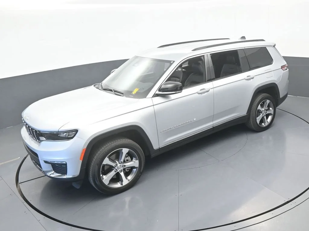 Used 2025 Silver Jeep Limited image 49