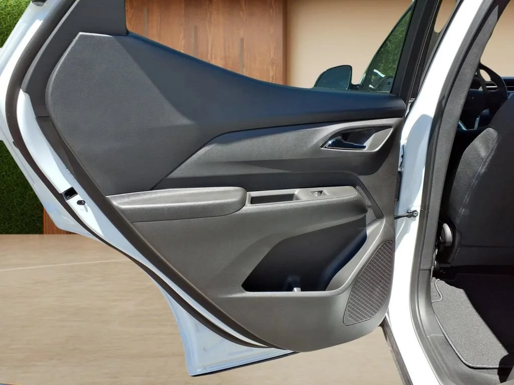 New 2027 Summit White Chevrolet LT image 25