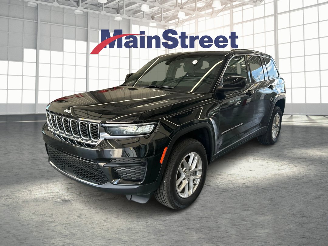 New 2026 Diamond Black Crystal Pearlcoat Jeep Laredo image 1