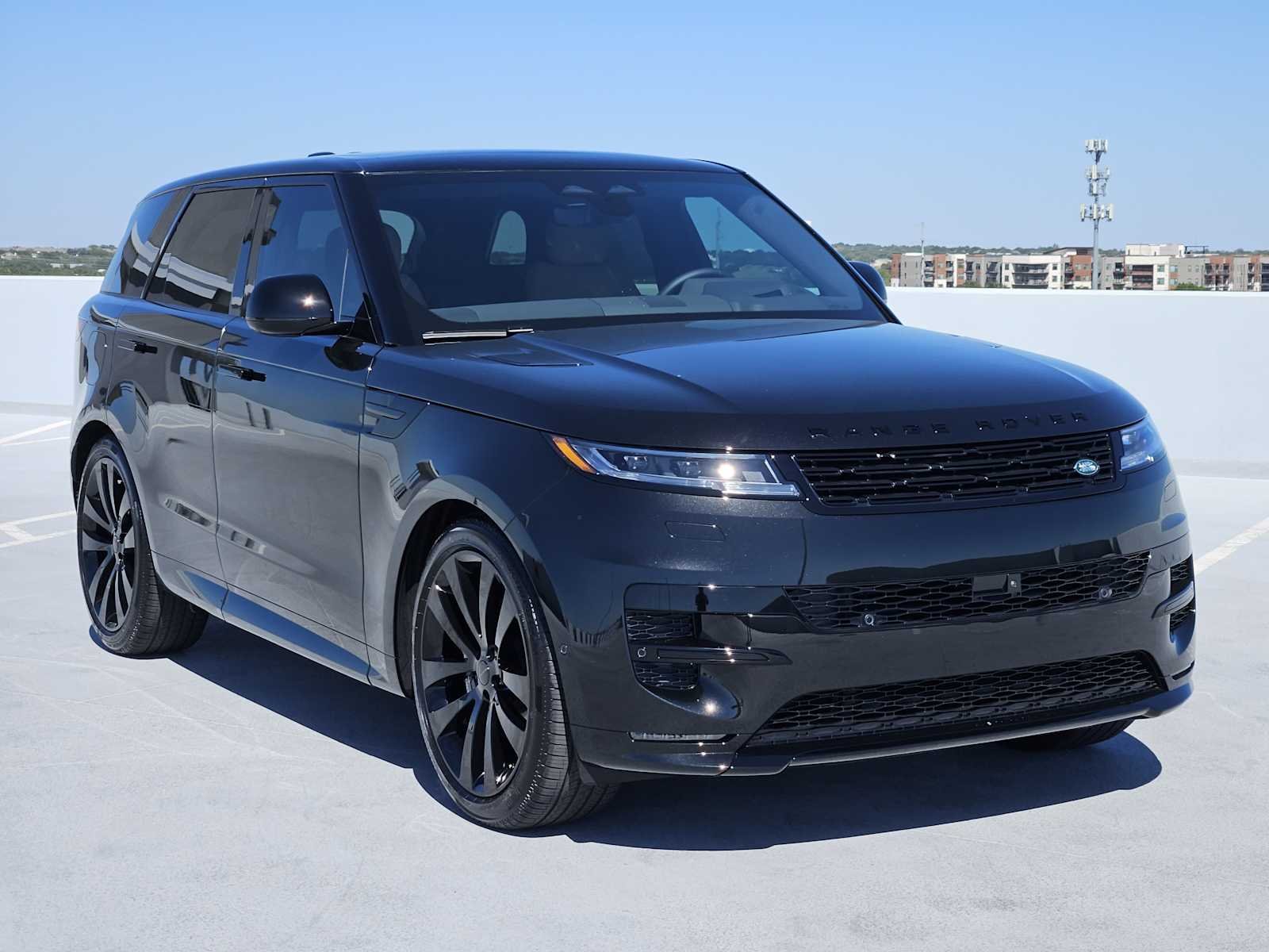 New 2027 Santorini Black LAND ROVER Dynamic SE P400 image 3