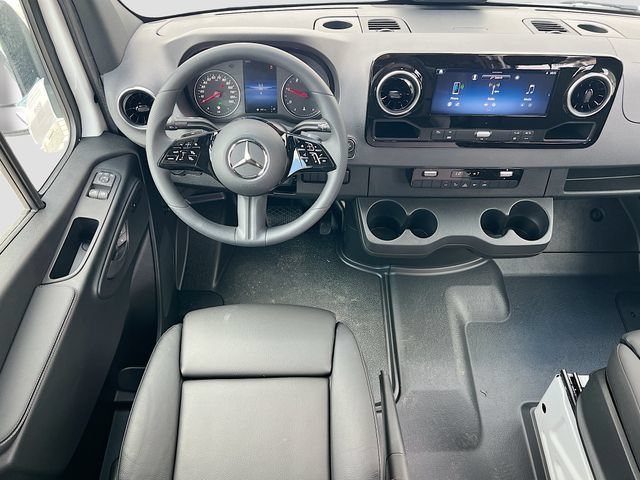 New 2026 Arctic+White Mercedes-Benz Cargo 144 WB image 17