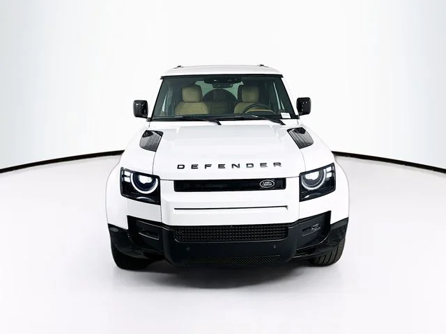 New 2026 White Land Rover X-Dynamic SE image 2