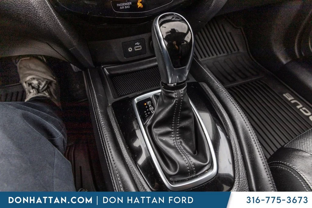 Used 2018 Silver Nissan SL image 10