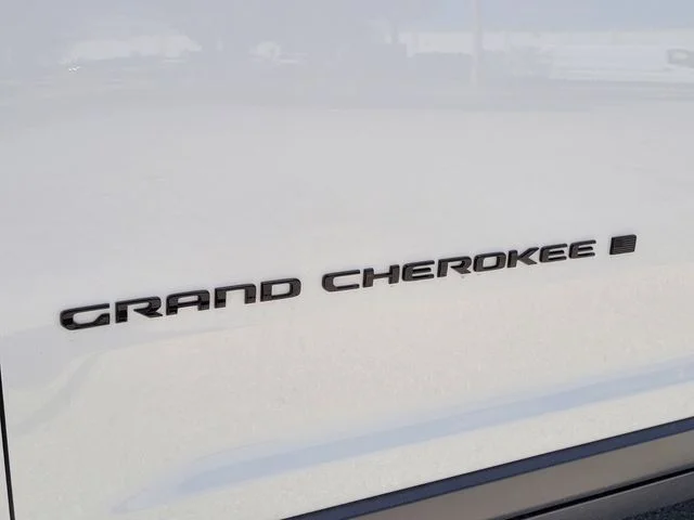New 2025 Bright White Clear-Coat Exterior Paint Jeep Altitude image 10