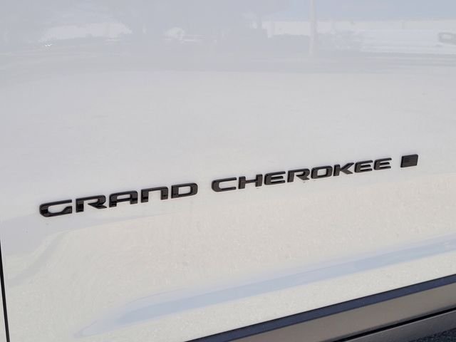 New 2025 Bright White Clear-Coat Exterior Paint Jeep Altitude image 10