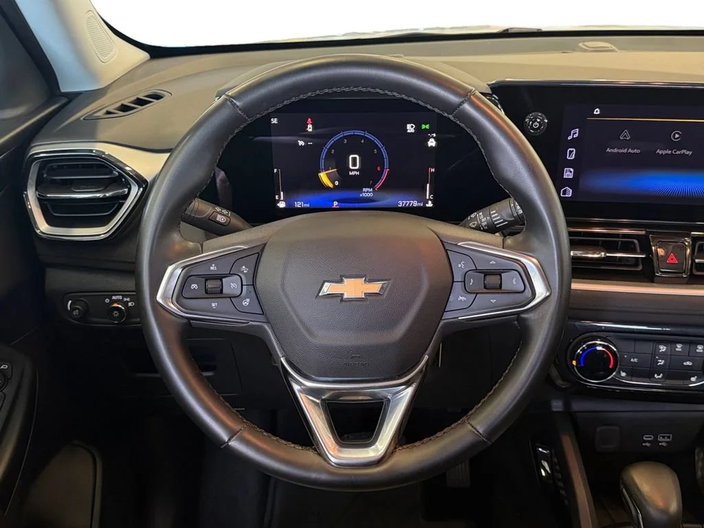 Used 2024 Summit White Chevrolet LT image 17