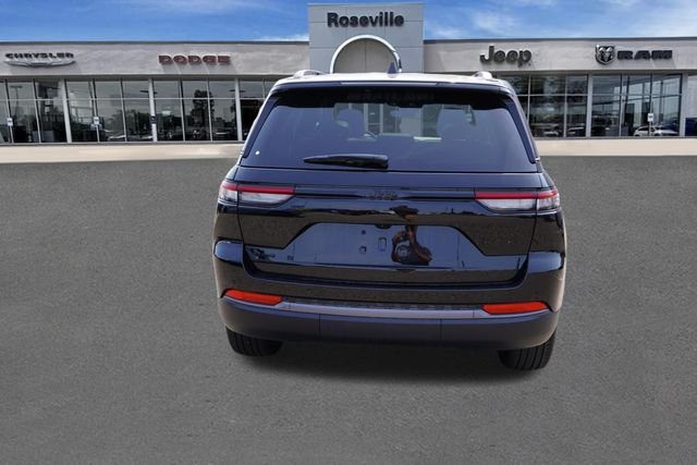 New 2026 Diamond Black Crystal Pearlcoat Jeep Limited image 4