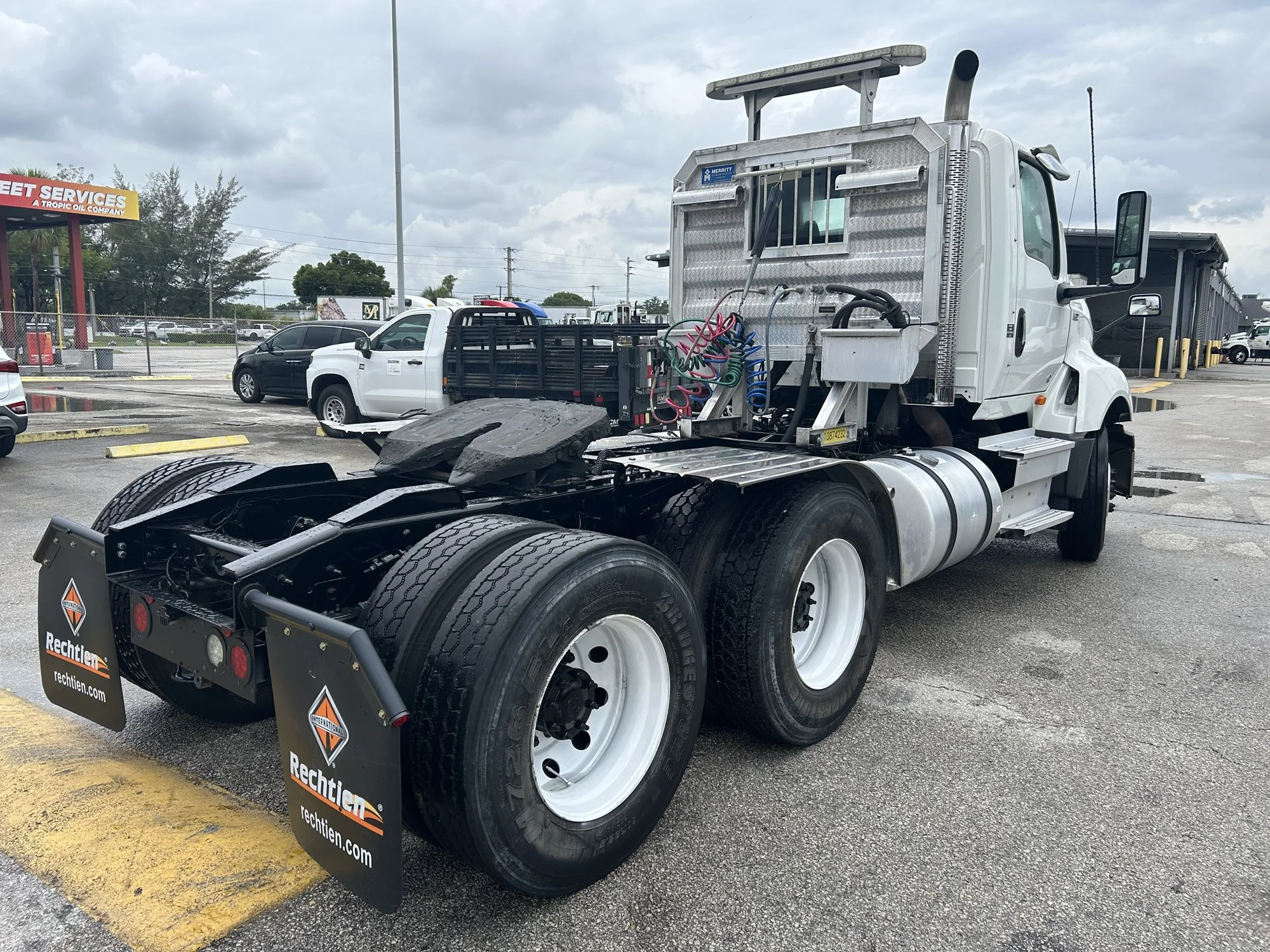 Used 2019  INTERNATIONAL Day Cab image 4