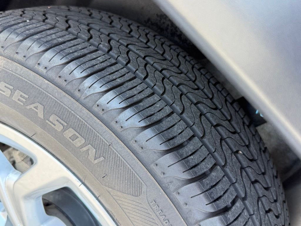Used 2024 White Jeep Latitude image 42
