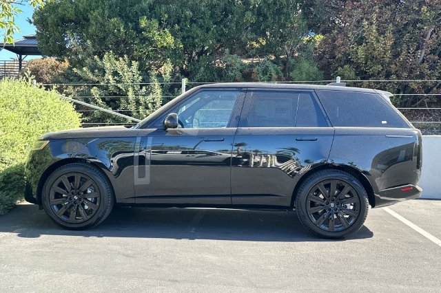 New 2027 Santorini Black Land Rover SE image 2