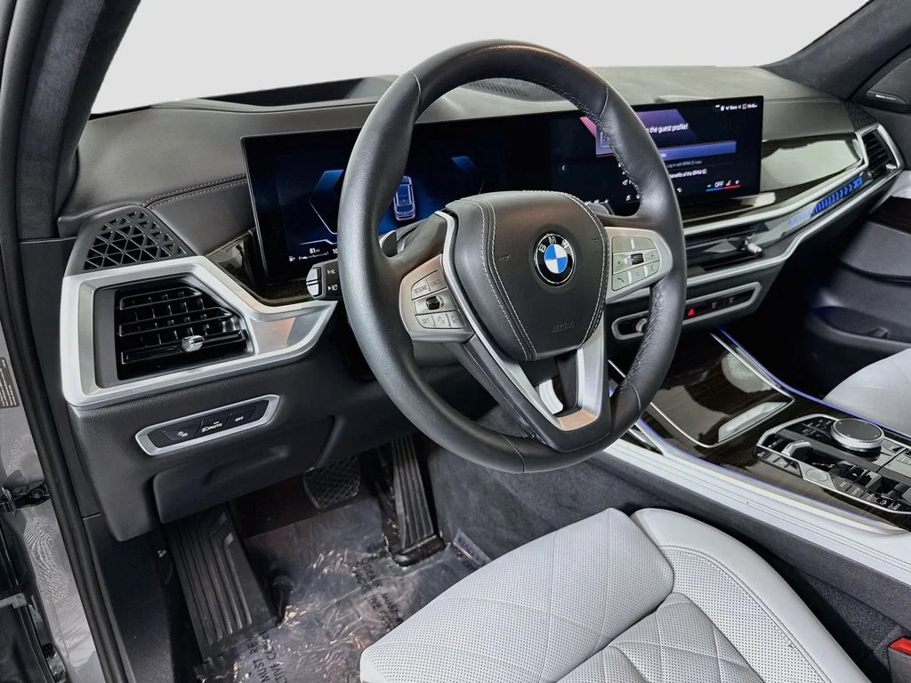 Used 2024 Gray BMW xDrive40i image 9