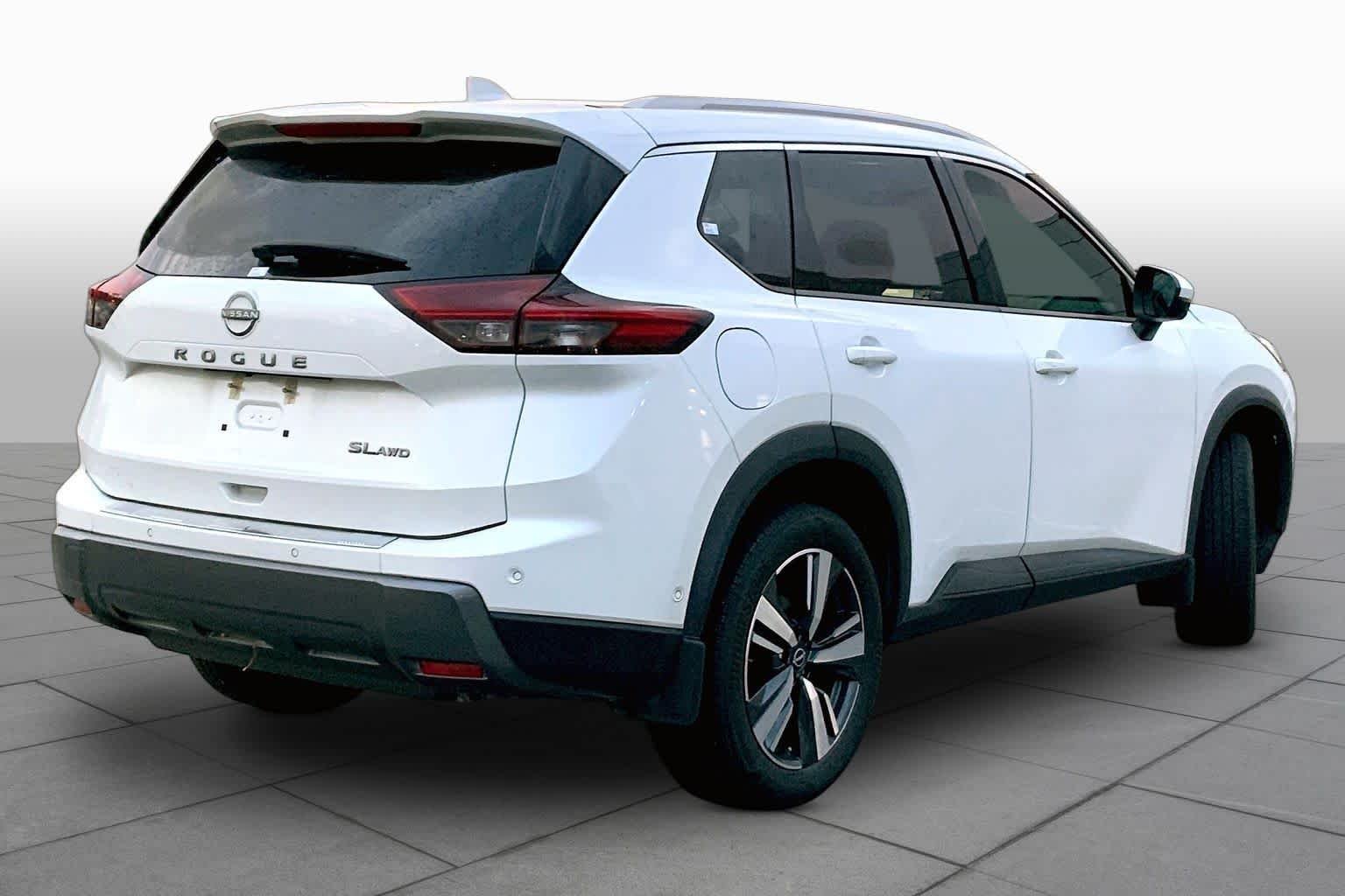 Used 2024 Everest White Pearl Nissan SL image 12