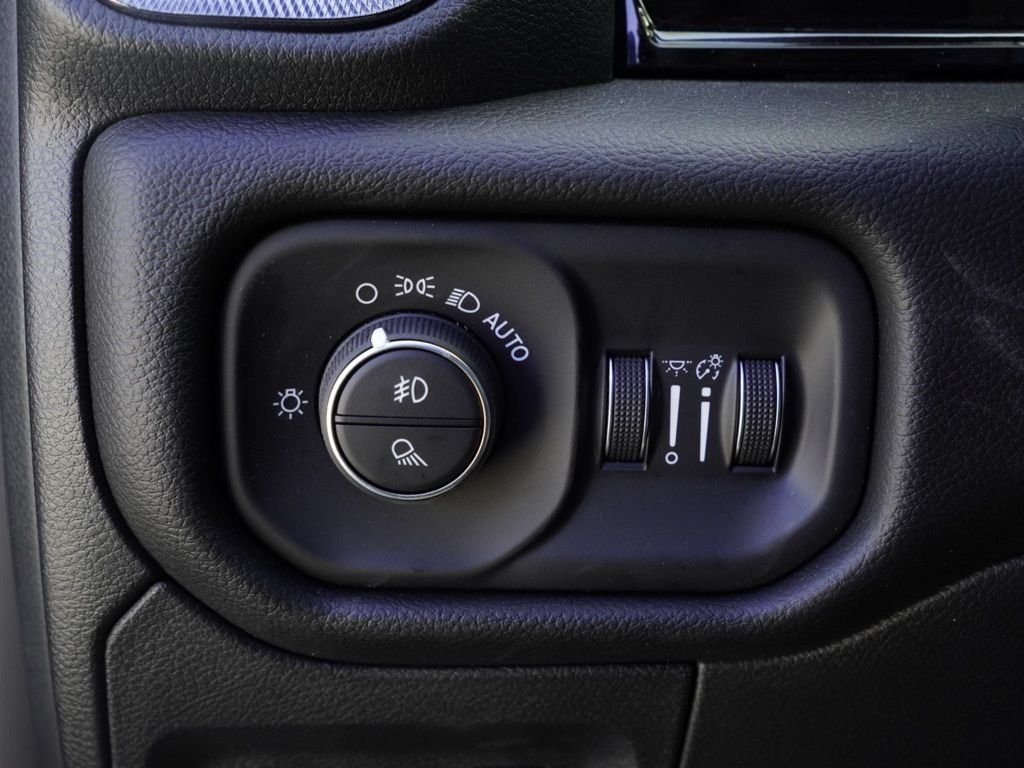 New 2026 Diamond Black Crystal Pearl-Coat Exterior Paint RAM Rebel image 13