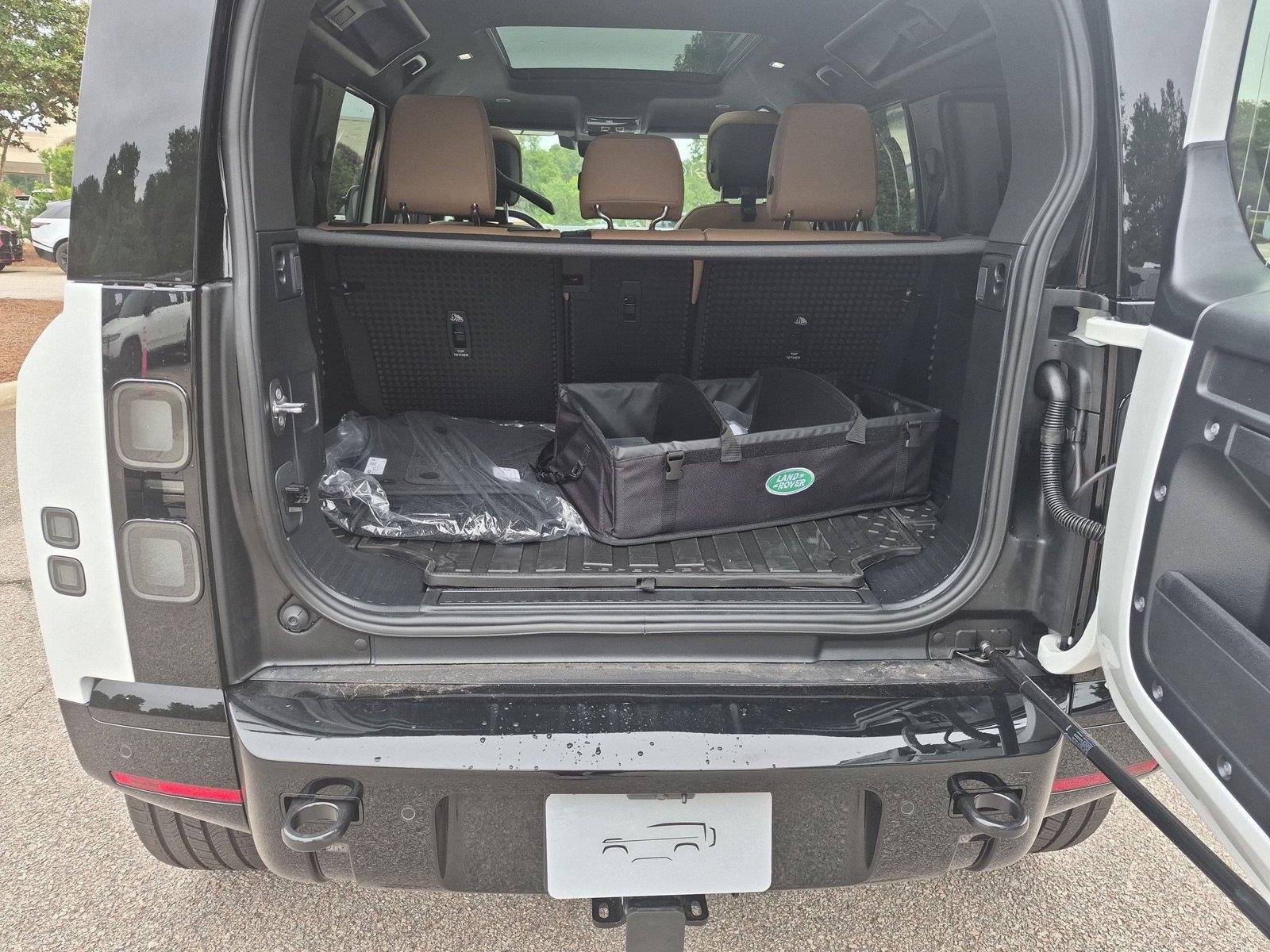New 2026 Fuji White Land Rover X-Dynamic SE image 30
