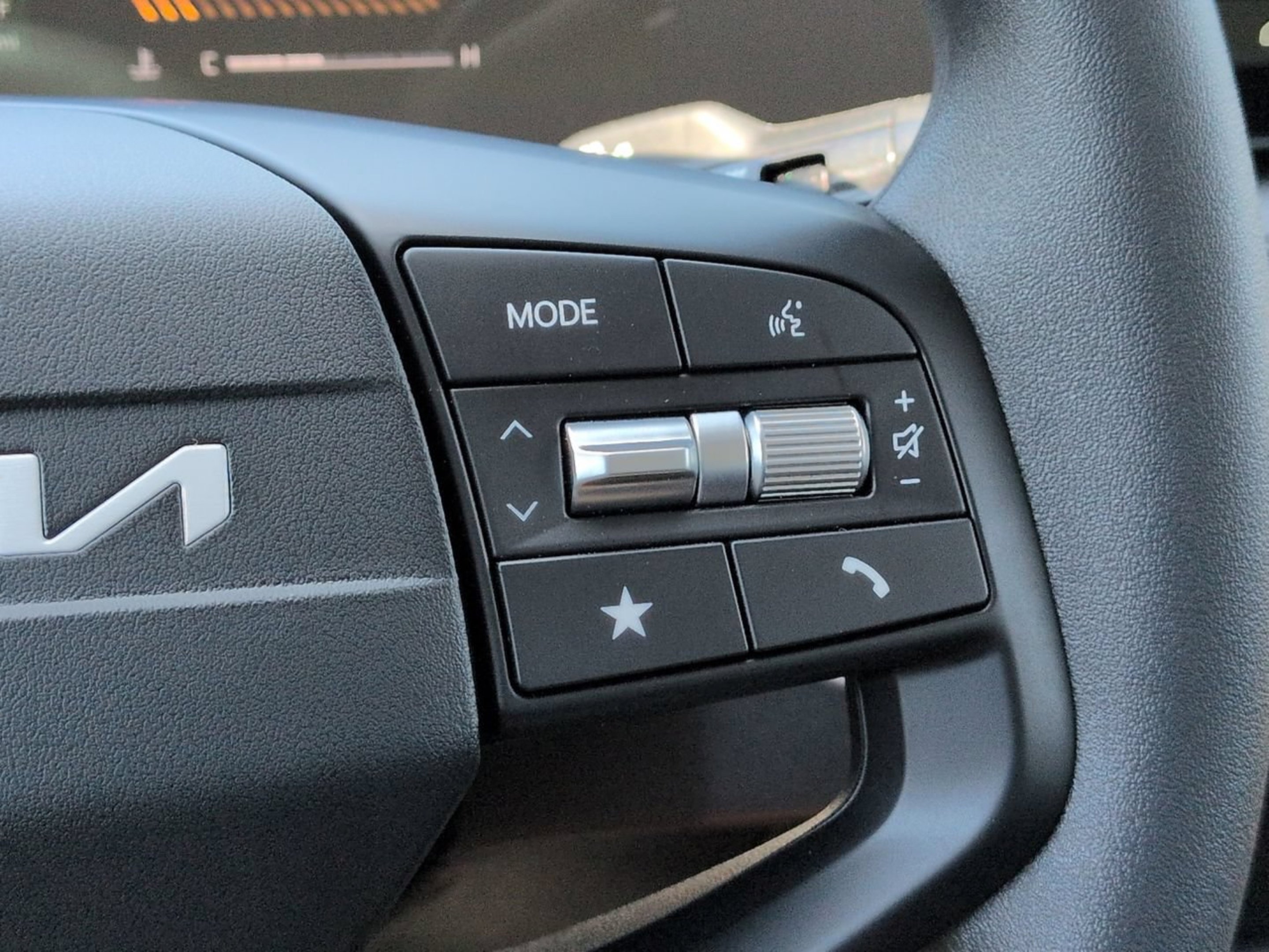 New 2026 Snow White Pearl Kia LX image 27