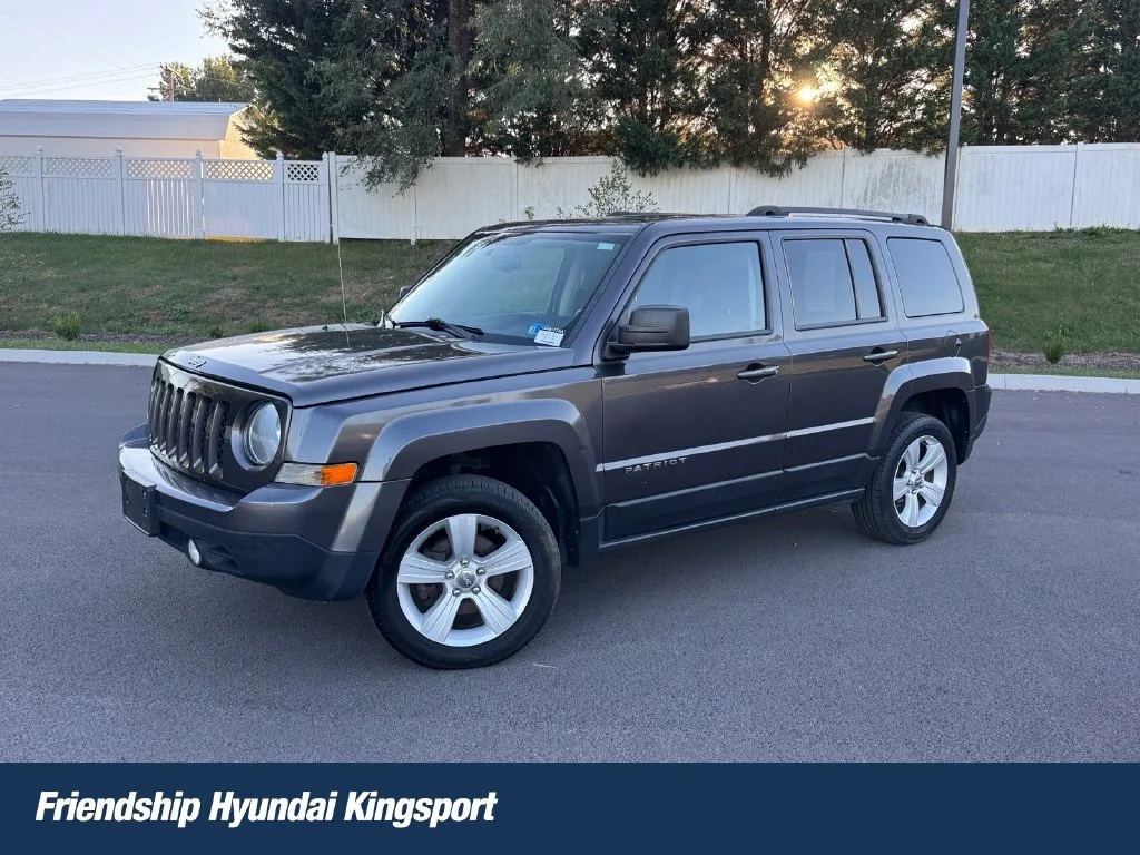 Used 2016 Gray Jeep Latitude image 1