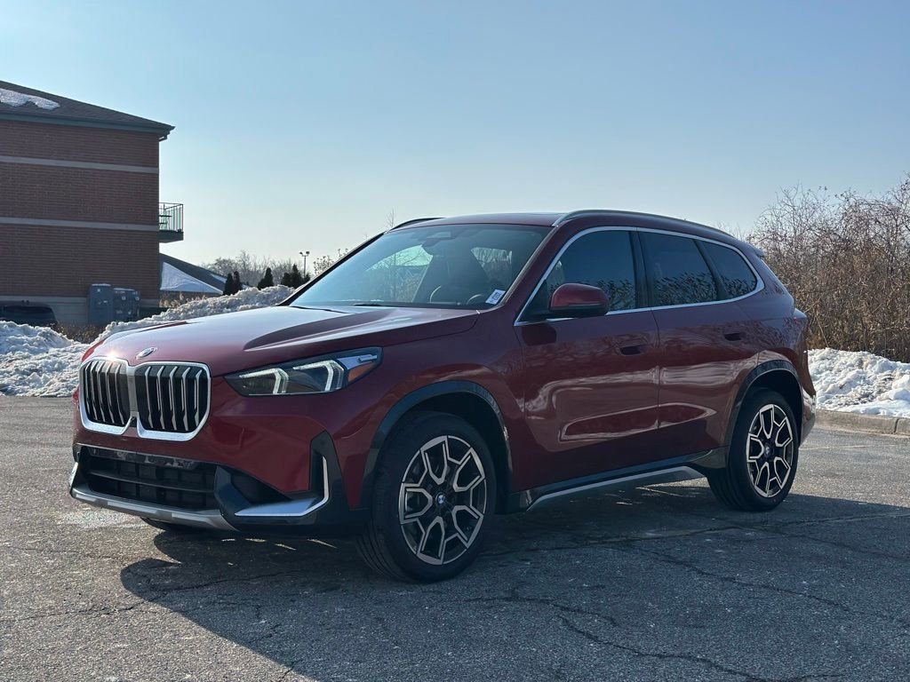 New 2026 Vegas Red Metallic BMW xDrive28i image 3
