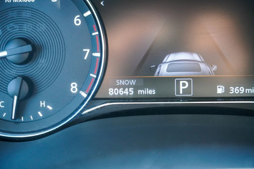 Used 2023 White INFINITI LUXE image 31