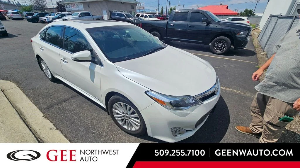 Used 2014 White Toyota XLE Touring image 1