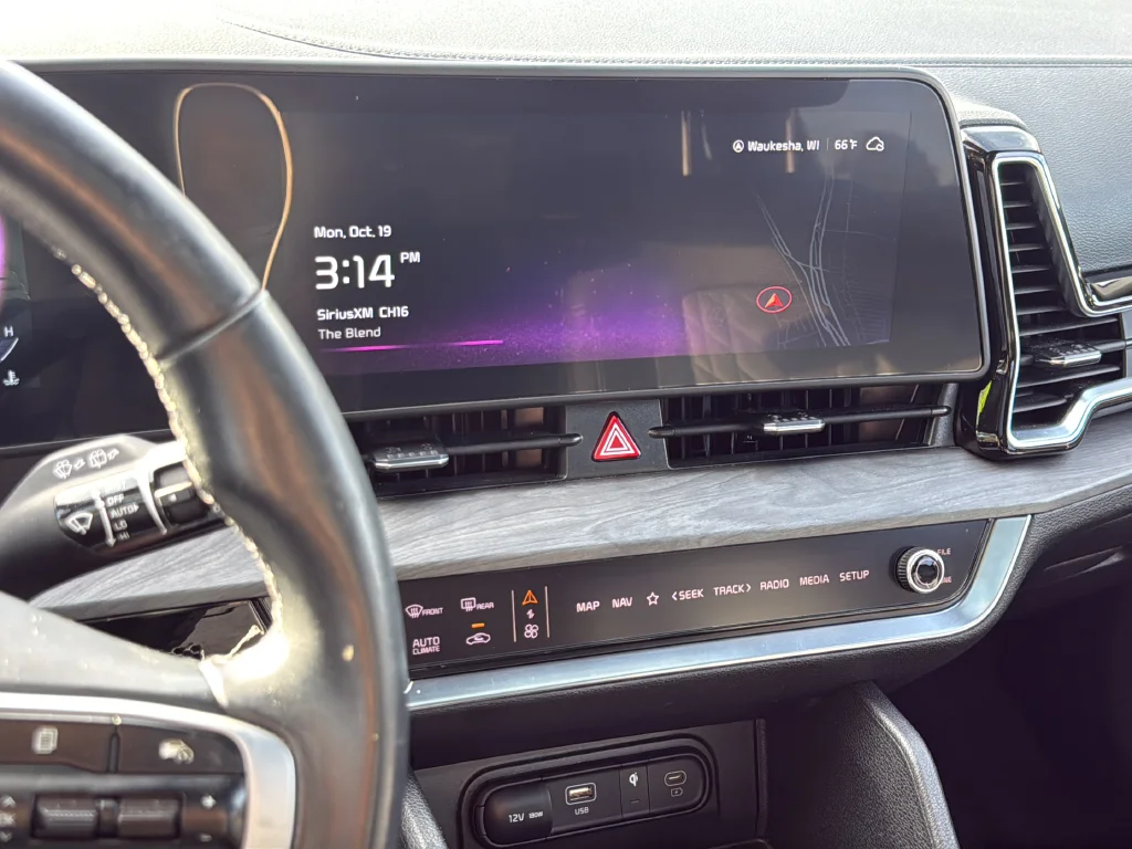 Used 2025 White Kia X-Line image 13