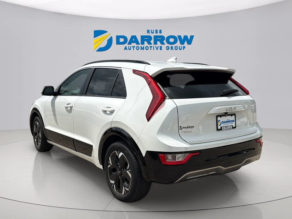 Certified Used 2023 White Kia Wind image 3