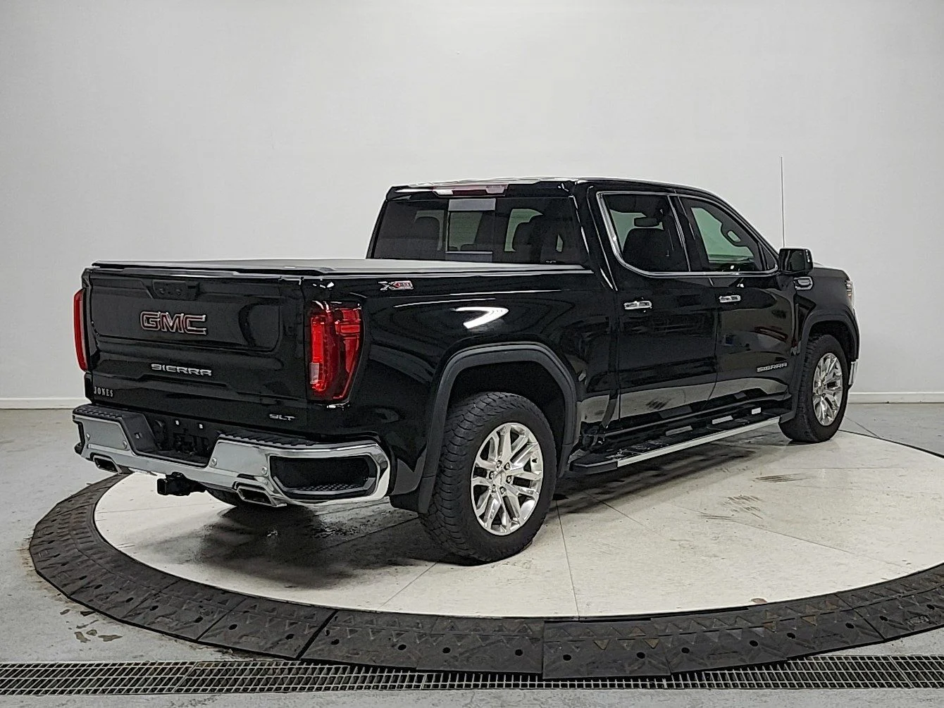 Used 2021 Black GMC SLT image 7