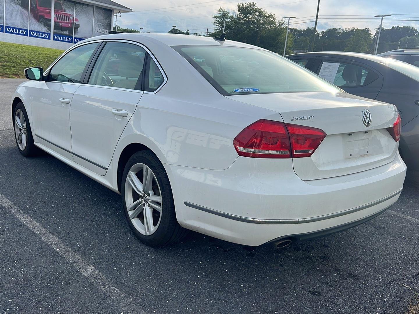 Used 2013 Candy White Volkswagen TDI SE w/Sunroof & Nav image 3