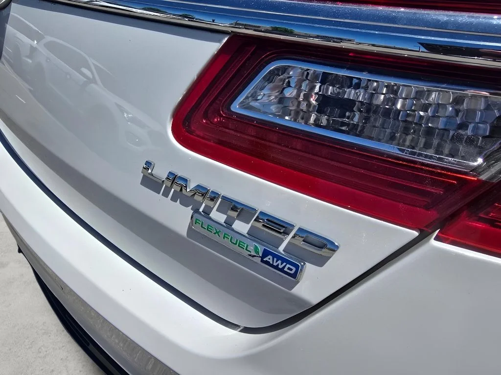 Used 2016 White Platinum Metallic Tri-Coat Ford Limited image 17