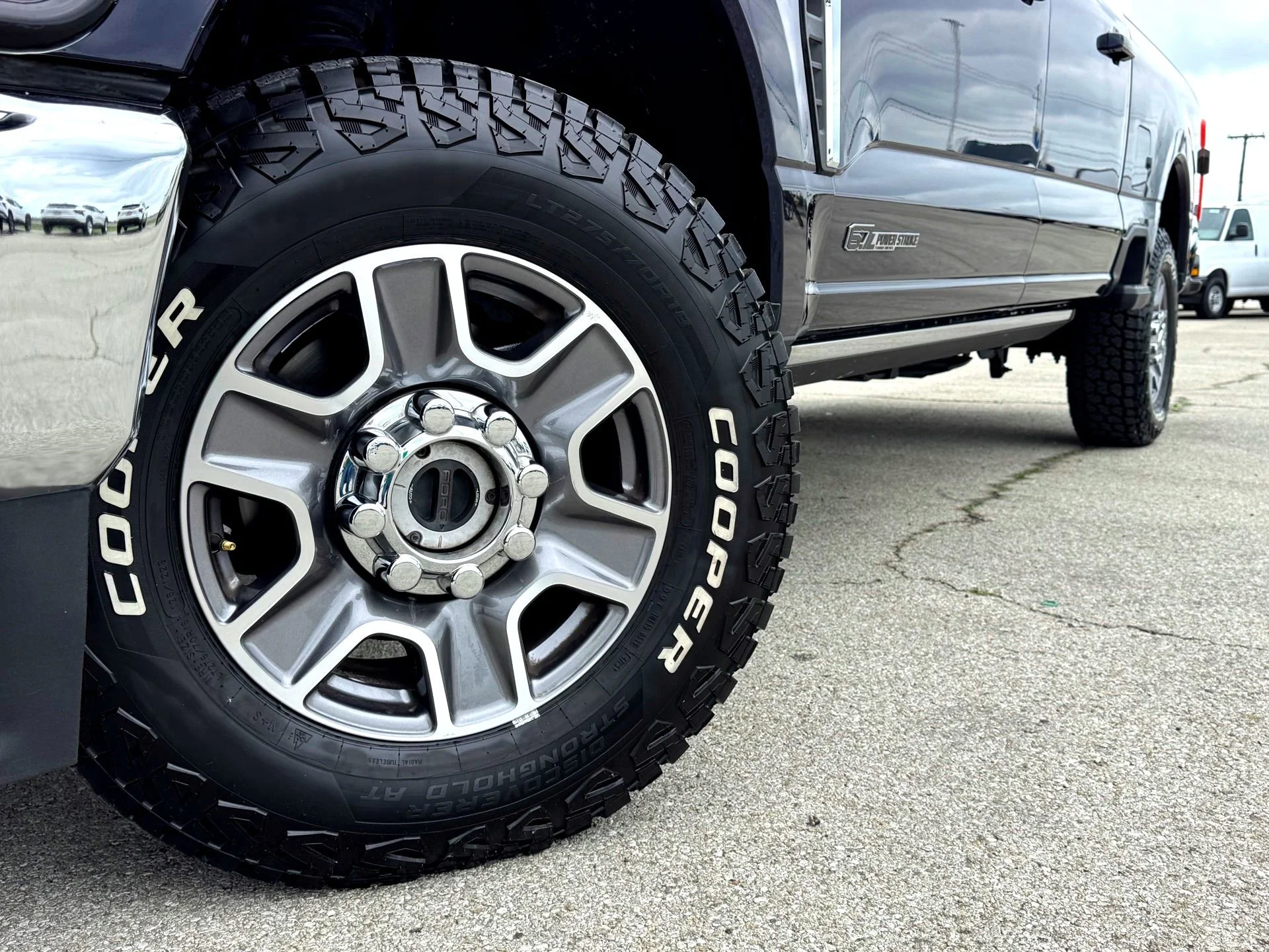Used 2024  Ford Lariat image 2