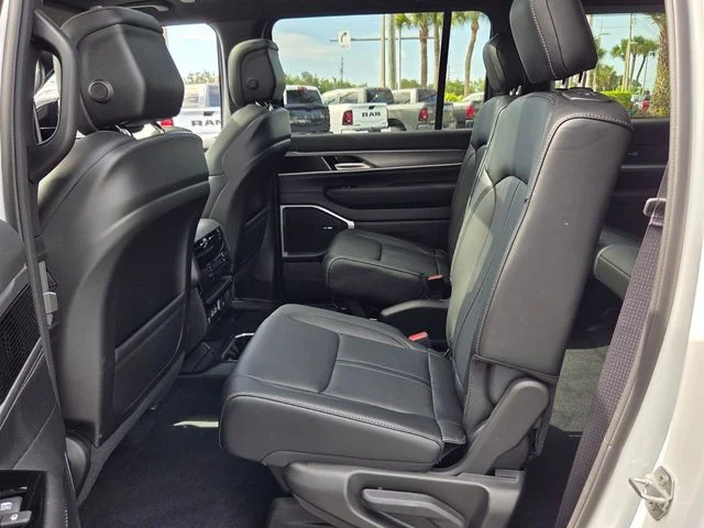 New 2026 Bright White Clear-Coat Exterior Paint Jeep  image 12