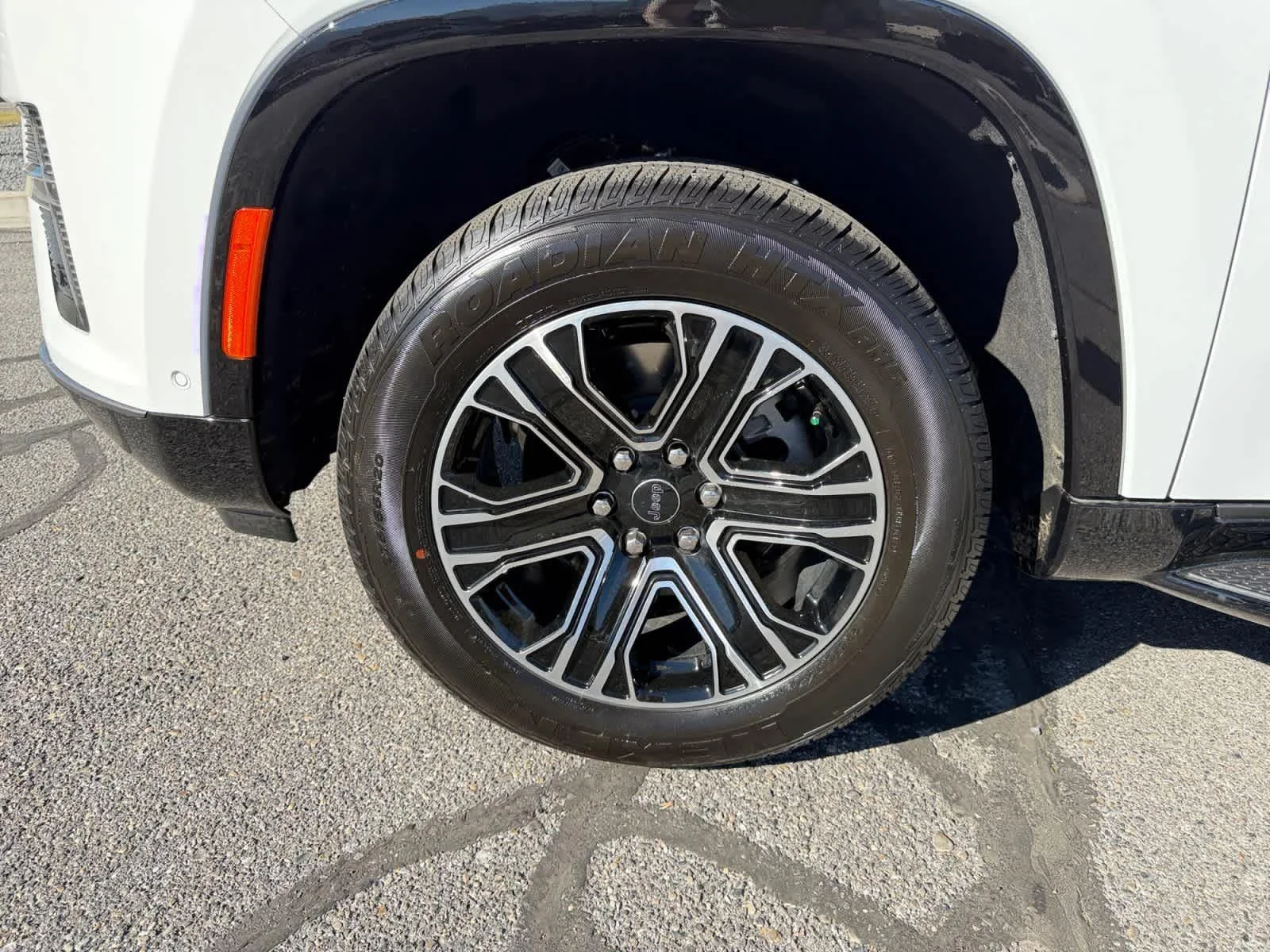 New 2026 Bright White Clear-Coat Exterior Paint Jeep Premium Group image 9