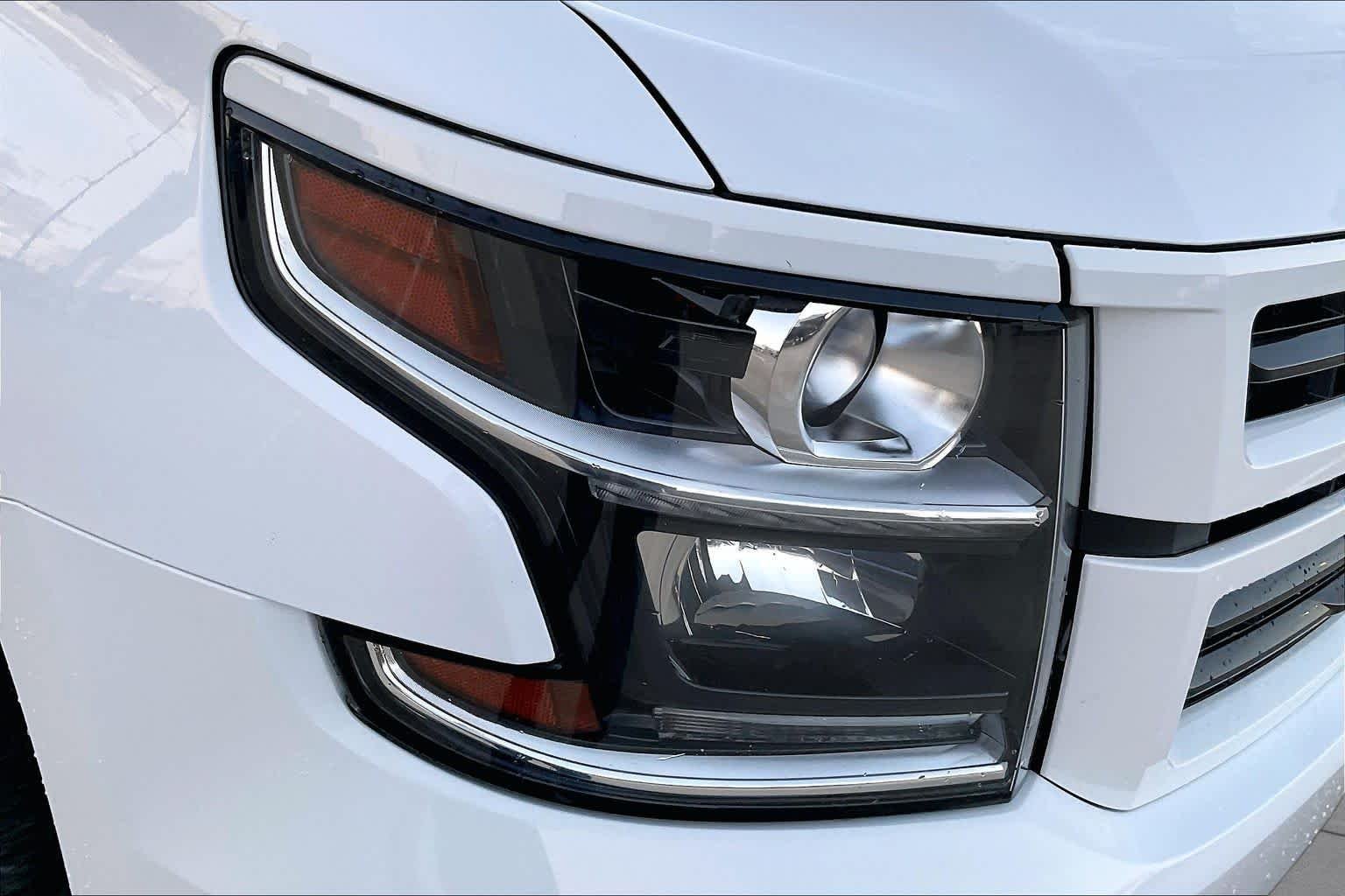 Used 2019 Summit White Chevrolet Premier image 27