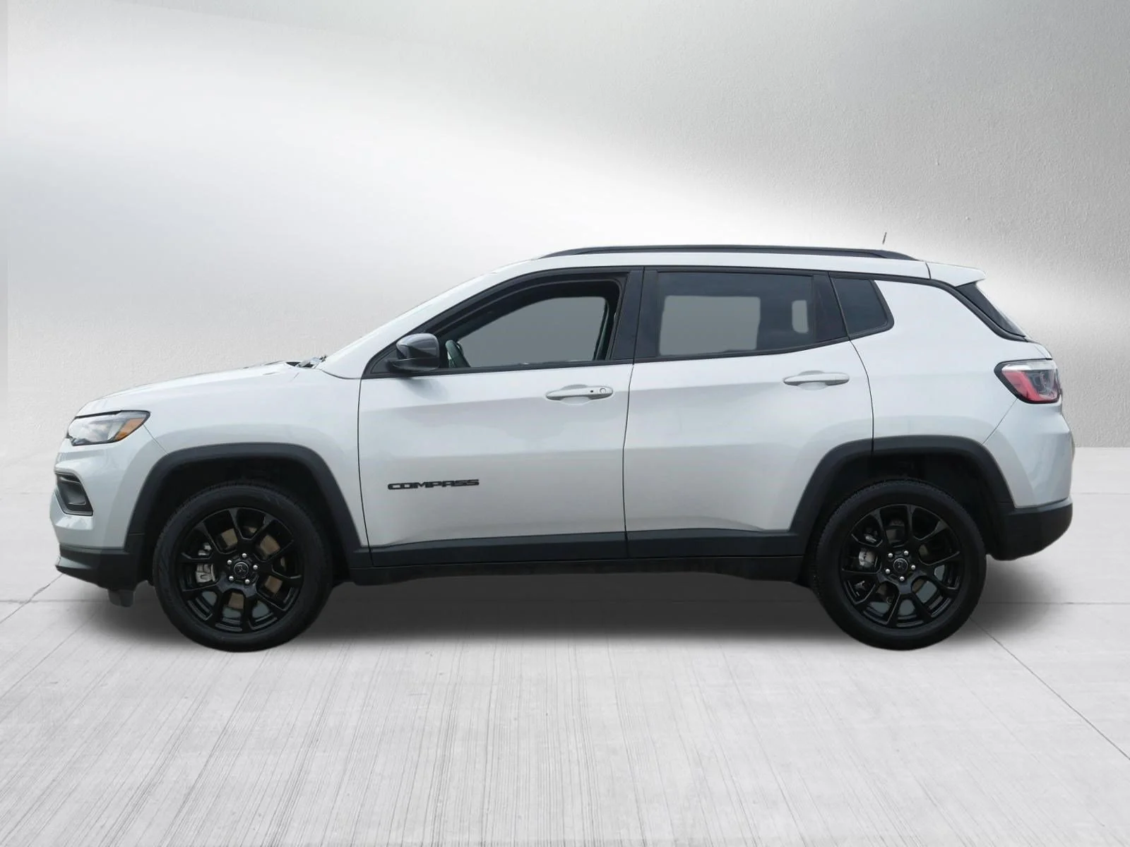 Used 2025 Silver Zynith Metallic Clearcoat Jeep Latitude image 4
