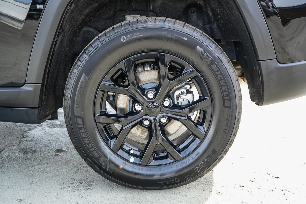 New 2026 Diamond Black Jeep Altitude image 12