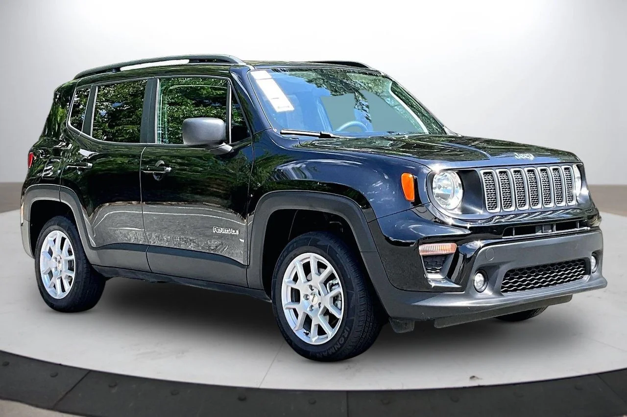 Used 2022 Black Jeep Latitude image 2