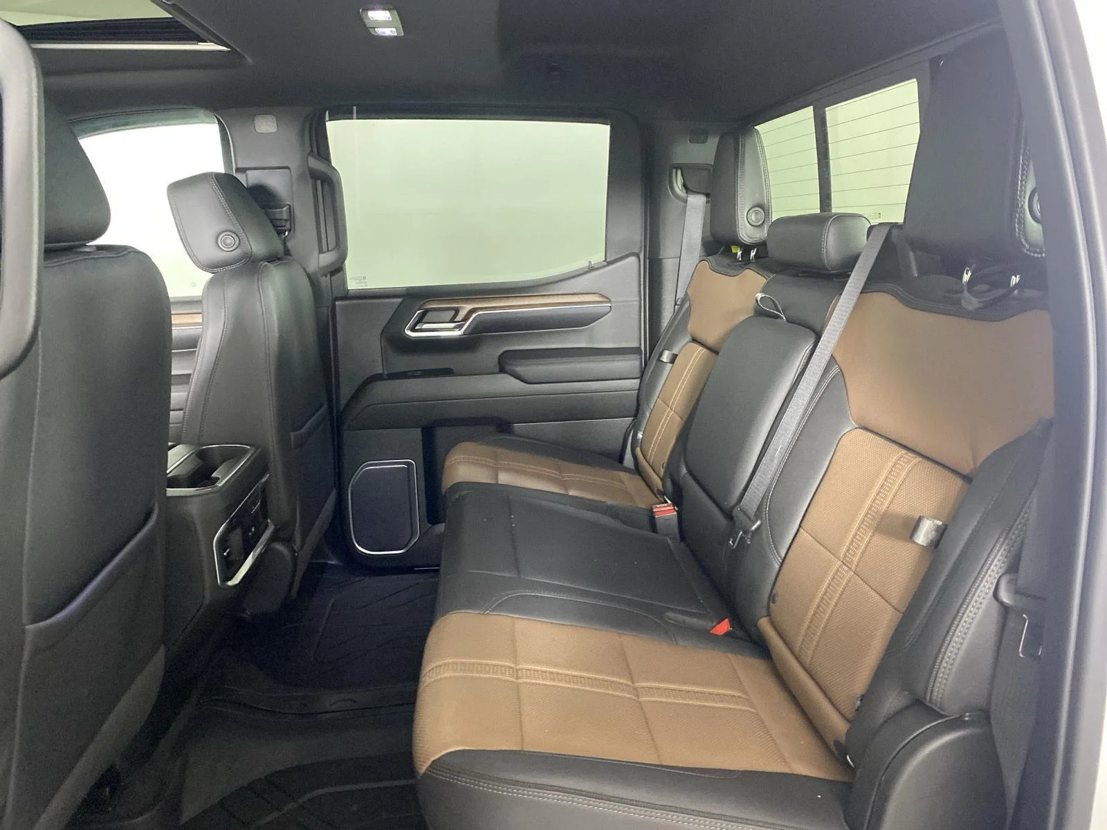 Used 2023 Iridescent Pearl Tricoat Chevrolet High Country image 25