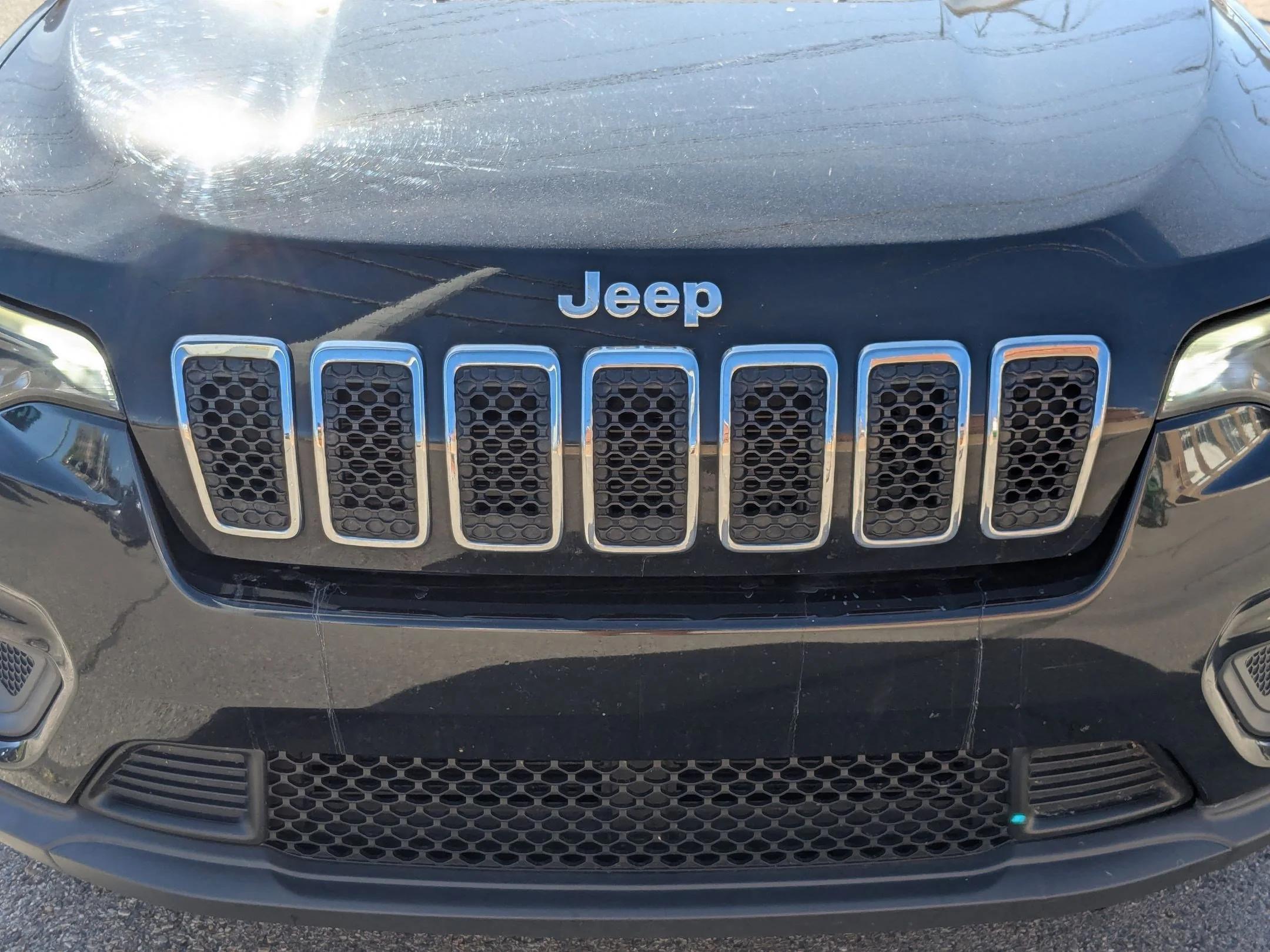 Used 2019 Diamond Black Crystal Pearlcoat Jeep Latitude image 9