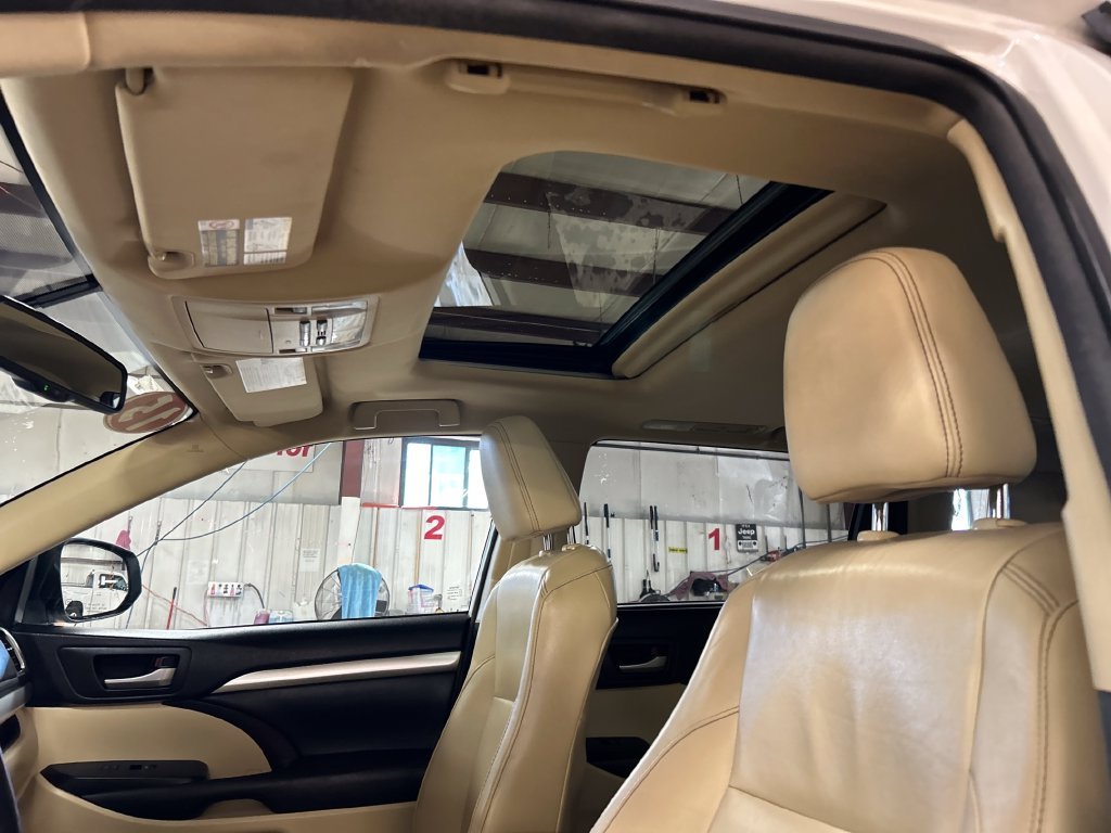 Used 2015 White Toyota XLE V6 image 13