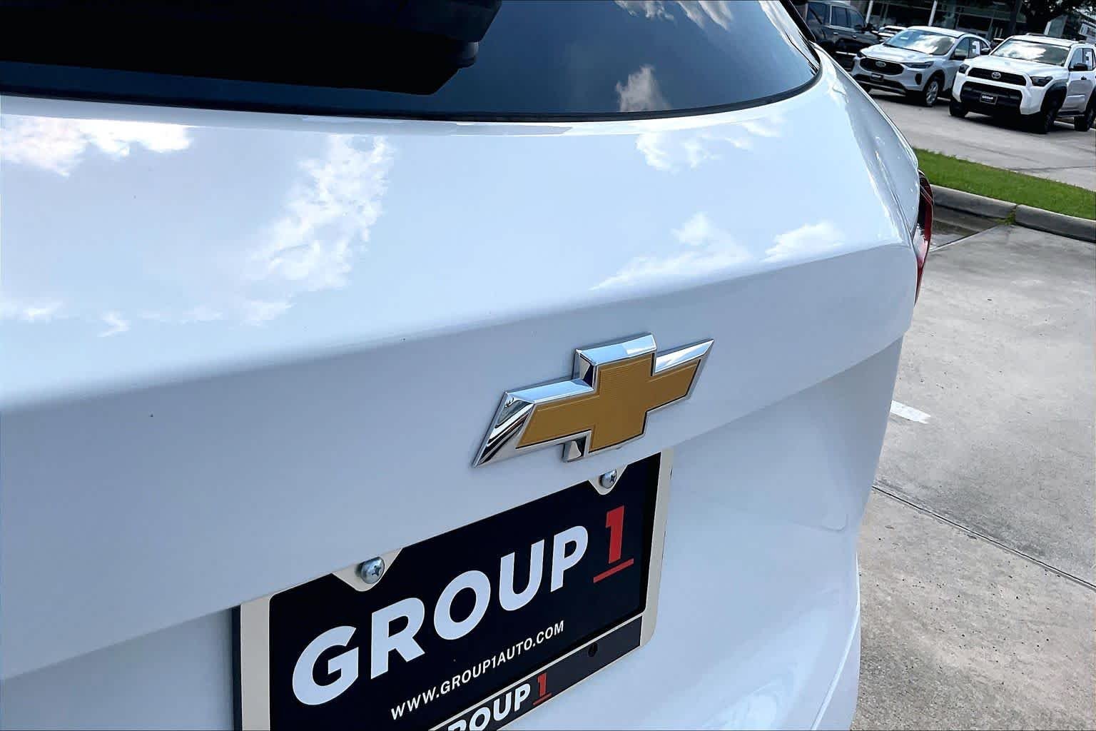 Used 2025 Summit White Chevrolet LT image 30