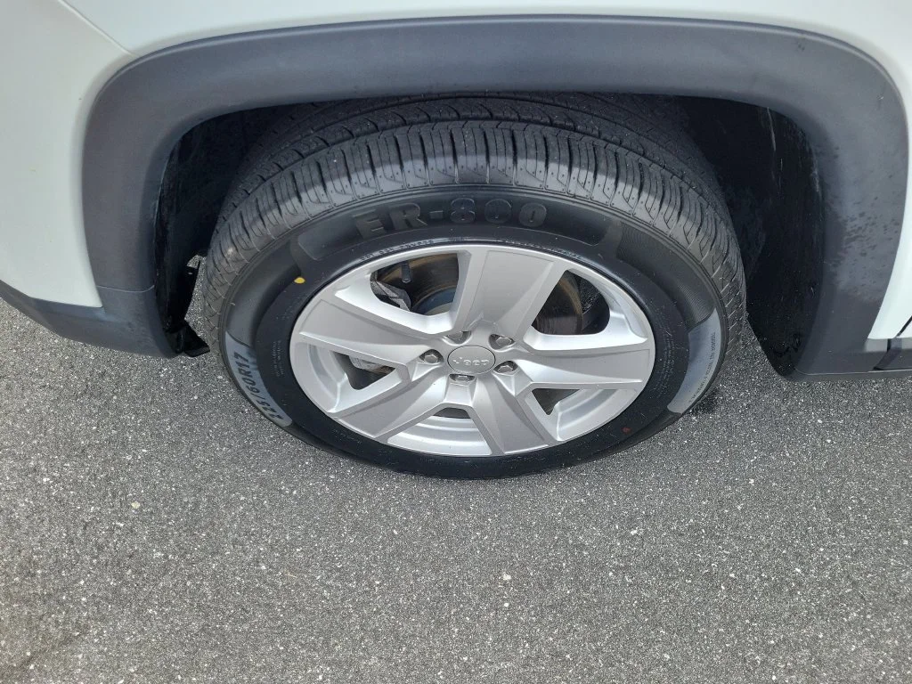Used 2022 White Jeep Latitude image 7