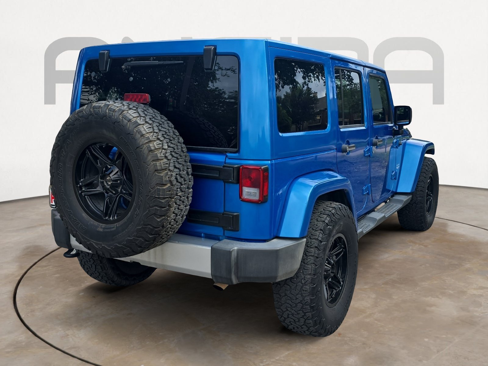 Used 2015 Hydro Blue Pearl Coat Jeep Sahara image 10