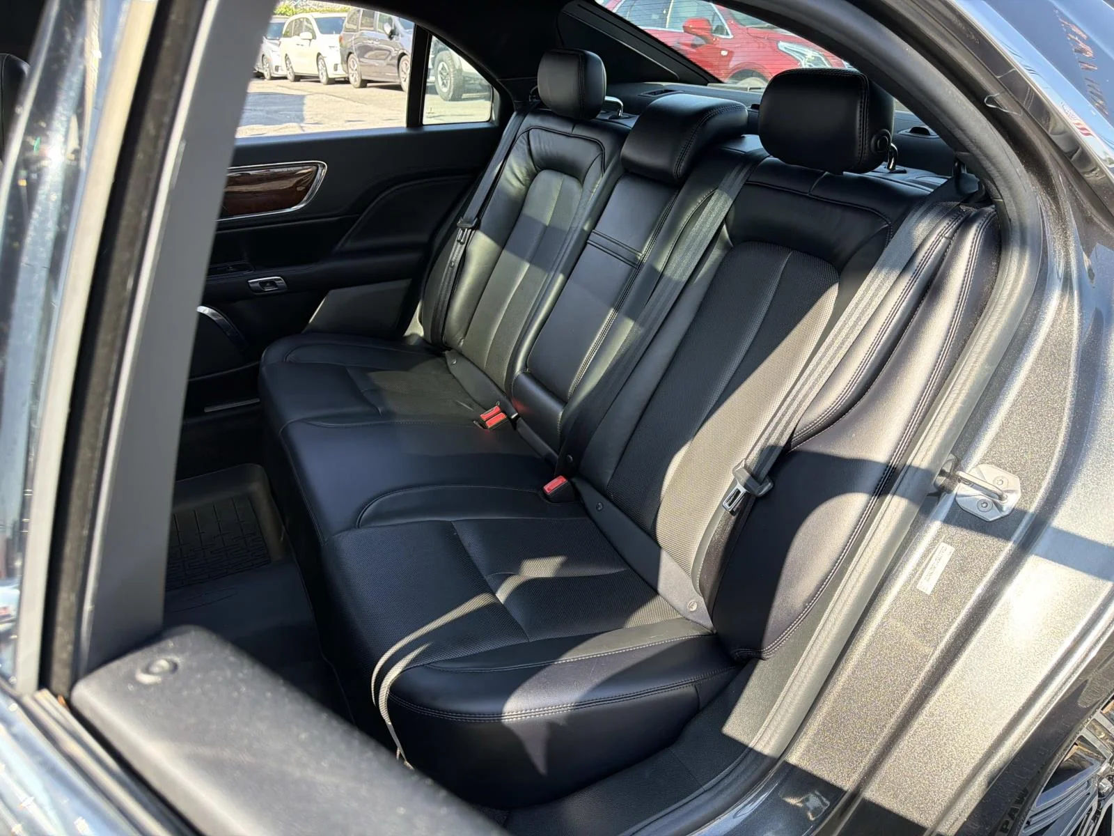 Used 2018 Gray Lincoln Reserve image 31