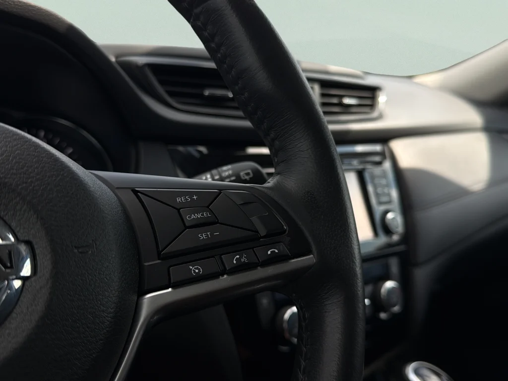 Used 2017 Midnight Jade Nissan SL image 16